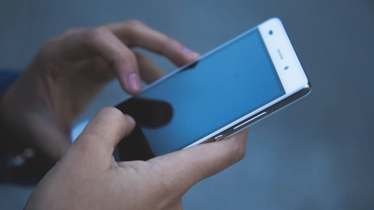Telefoncuya koşmadan önce deneyin! Çizik akıllı telefon ekranlarını yeni gibi yapmanın sırrı buymuş
