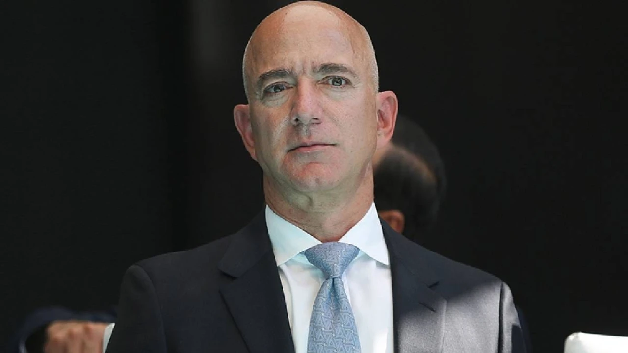 Jeff Bezos, Amazon hisselerindeki rekor yükselişle servetine 24 milyar dolar ekledi.