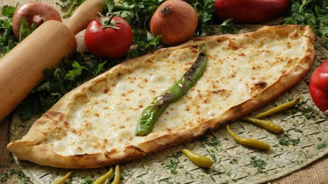 Ev yapımı kaşarlı pide tarifi: Restoranlardaki lezzeti evinize taşıyacak, tadına doyamayacaksınız!