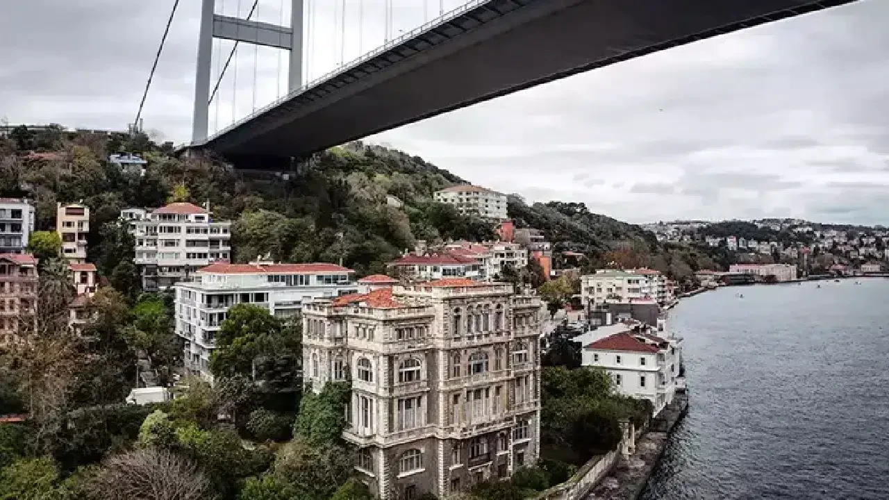 Boğaziçi'nde Efsanevi Zeki Paşa Yalısı, Fatih Sultan Mehmet Köprüsü Manzaralı ve 130 Yıllık Tarihi Yapı Satışa Çıkarıldı! Gözler Türkiye'nin En Değerli Evi Kimin Olacak?