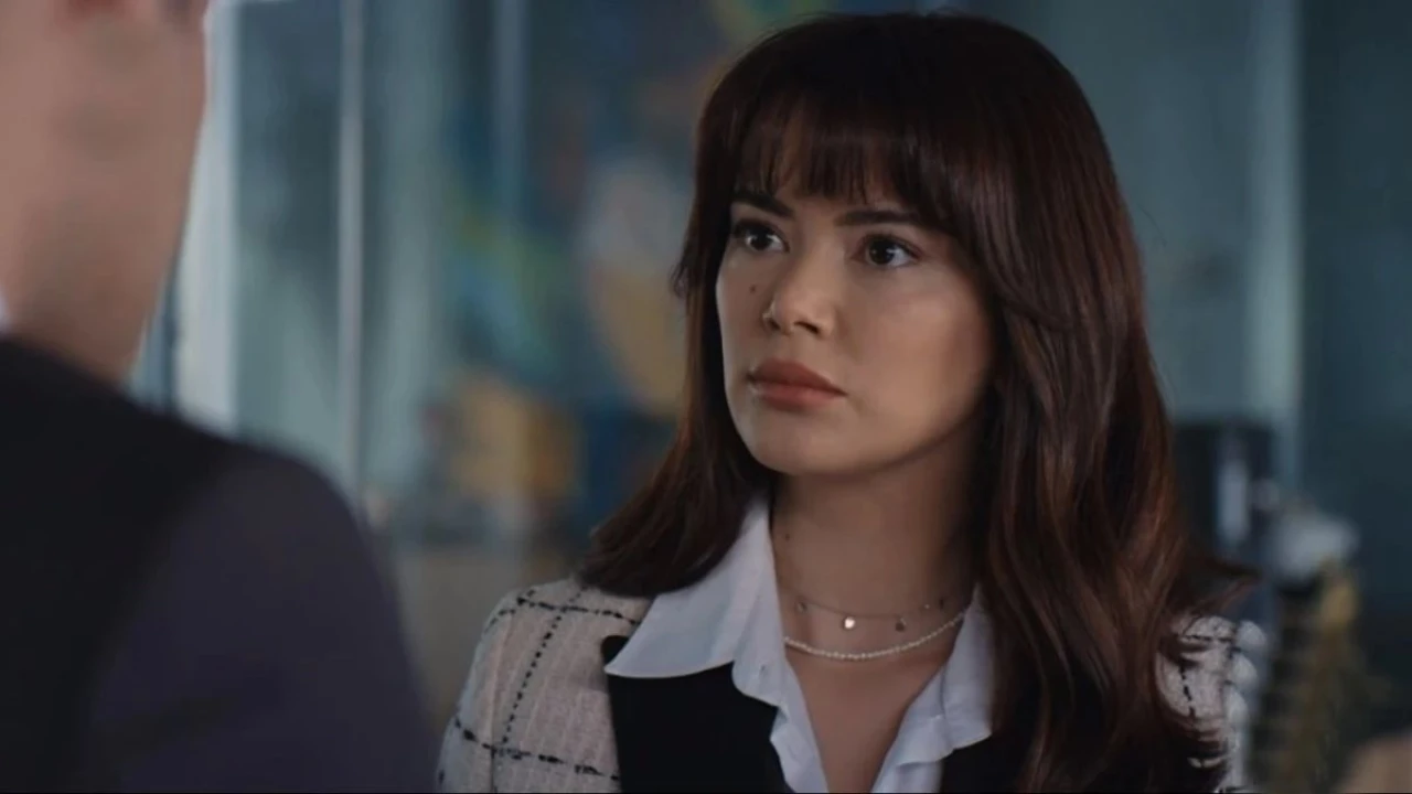 Popüler televizyon dizisi Kızılcık Şerbeti'nin jenerik müziği için güzel oyuncuya soru yöneltildi!