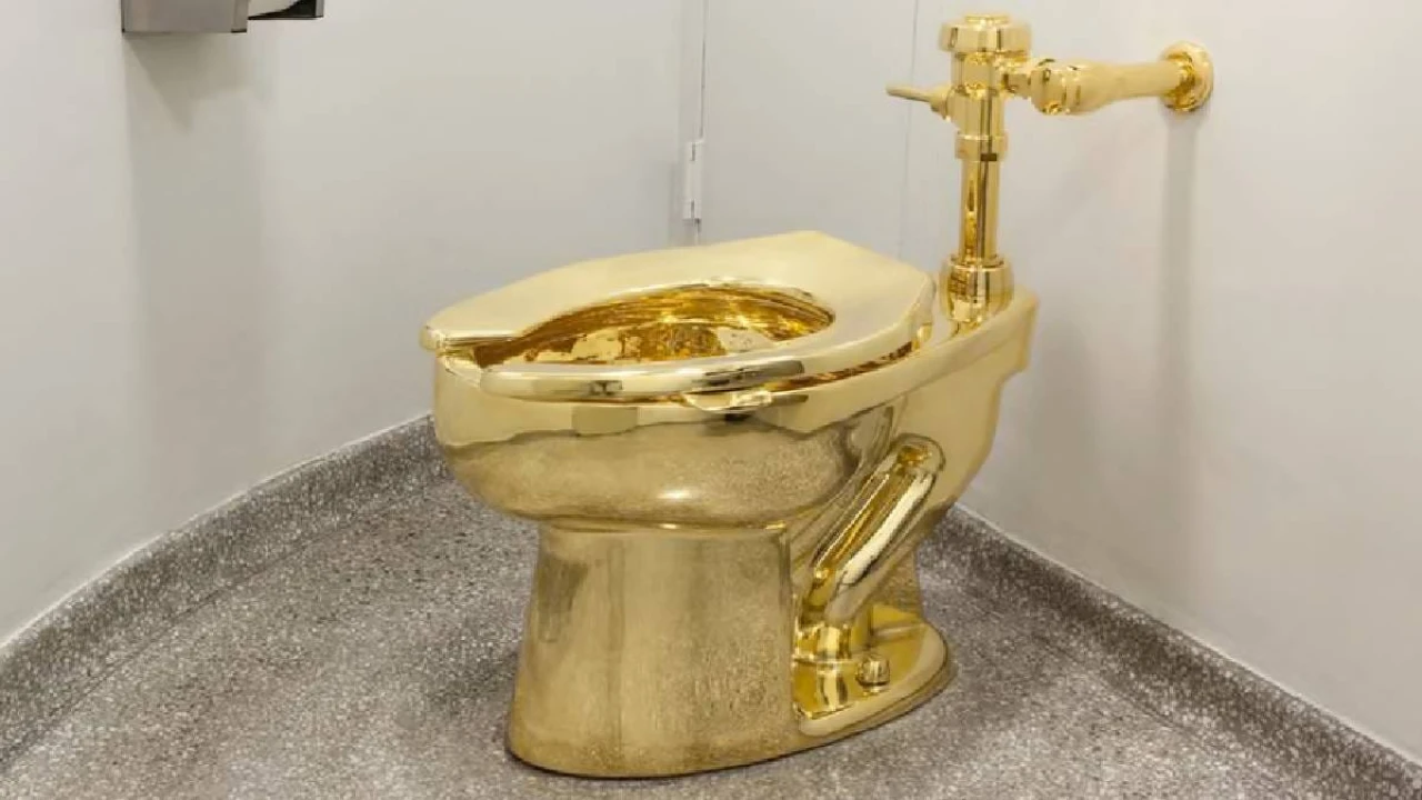 Altından yapılan dünyanın en değerli tuvaleti müzayedede satışa sunuldu!