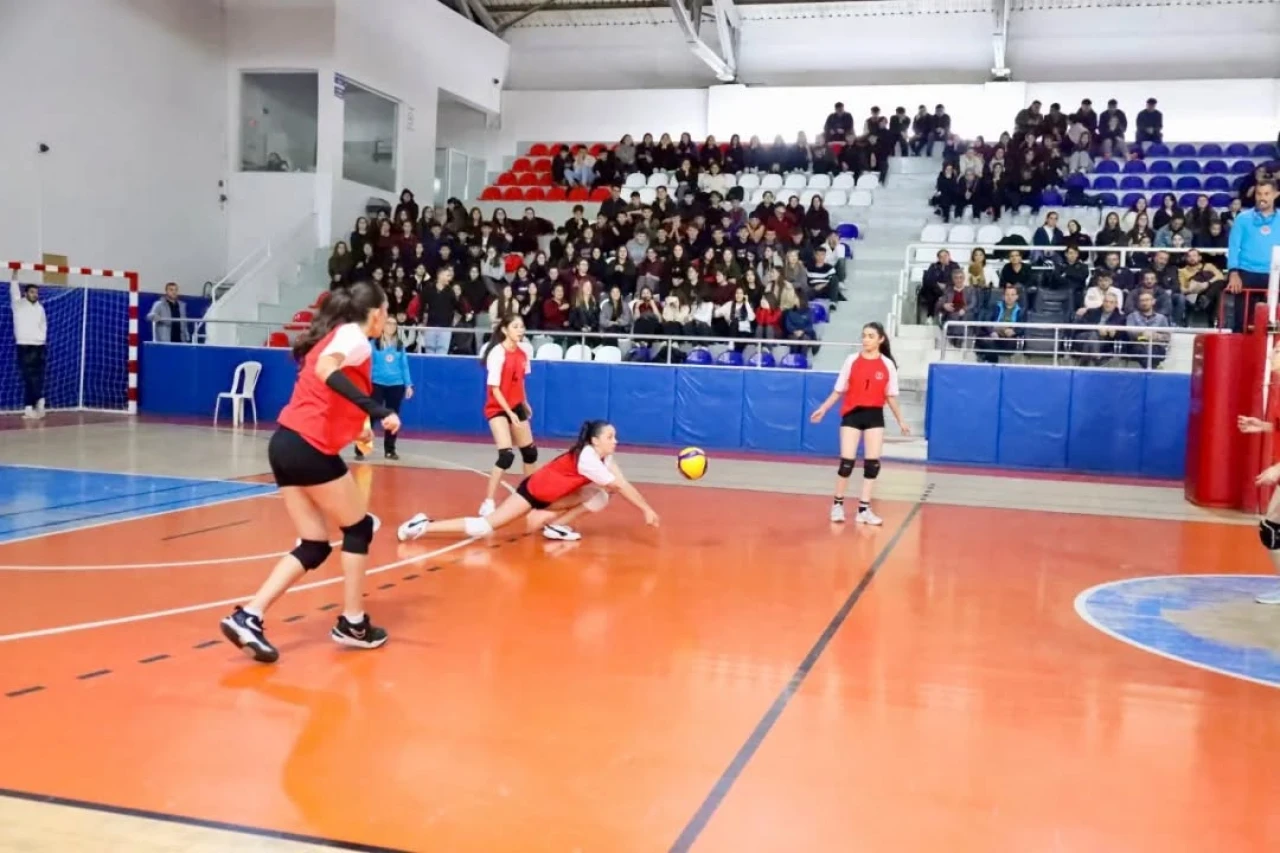 Merkez İlçe Voleybol Gençler A Kız Birinciliğinde Heyecanlı Müsabakalar Tamamlandı