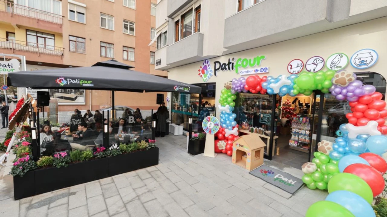 CarrefourSA, evcil hayvanlar için özel olarak tasarlanmış yeni nesil yaşam alanı PATiFOUR'u ziyaretçilerine sundu