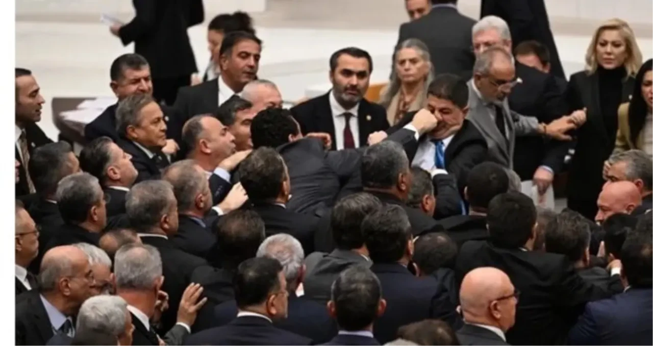 Meclis Genel Kurulu'nda Tansiyon Yükseldi: Hangi Partiye Ait Milletvekilleri Arasında Kavga Çıktı?