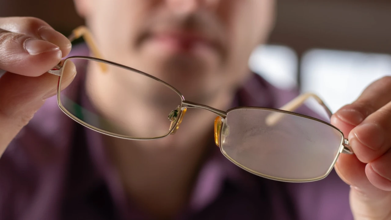 Kışın Gözlüklerinizin Buğulanmasını Önleyecek Etkili Bir Yöntem! Artık Saat Başı Silmeye Son!