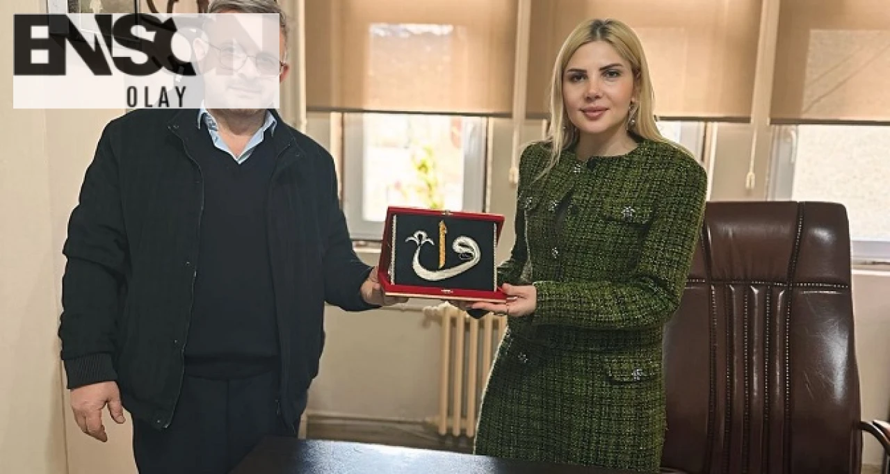 Filografi Hocası Abdülhamit Kurtuluş’tan Müdür Yardımcısı Selen Kurt’a Anlamlı Hediye