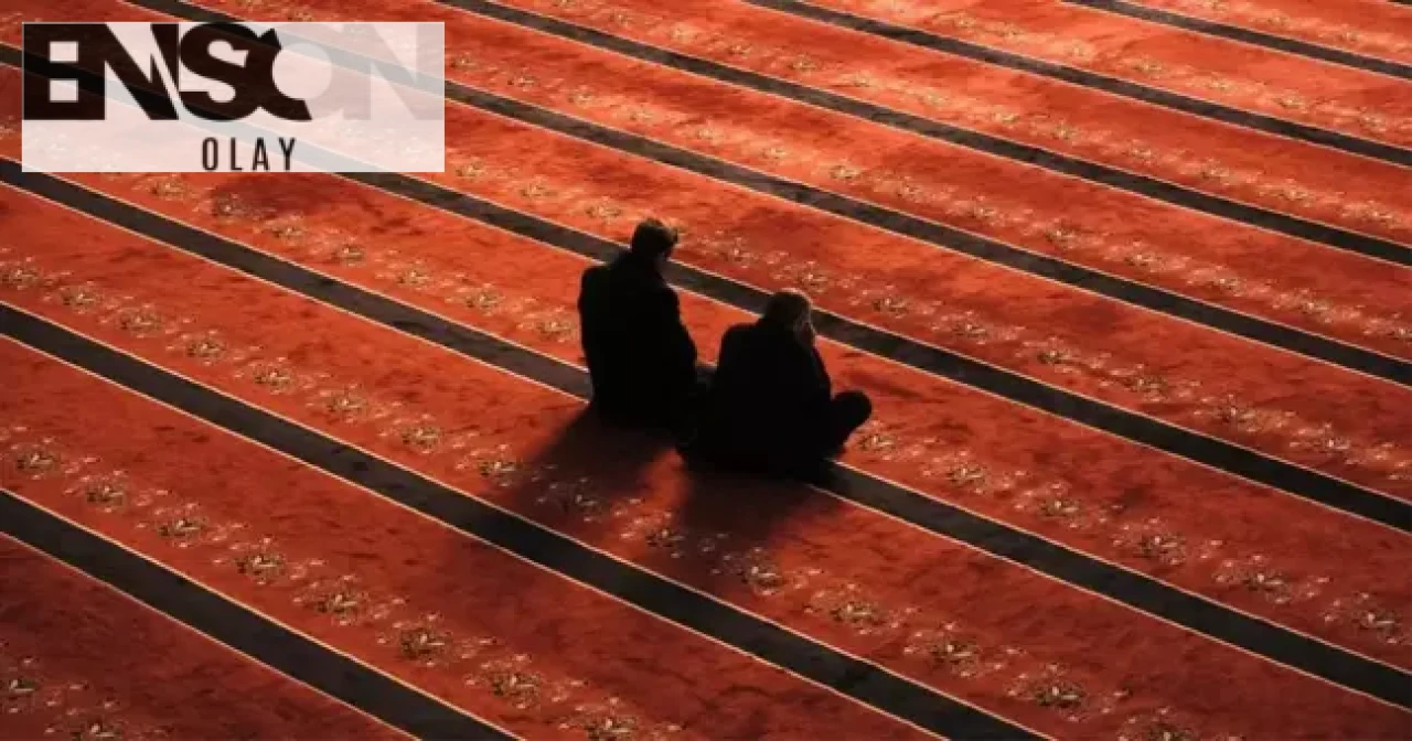 Ezan okunurken namaz kılınırsa kabul olur mu Diyanet?