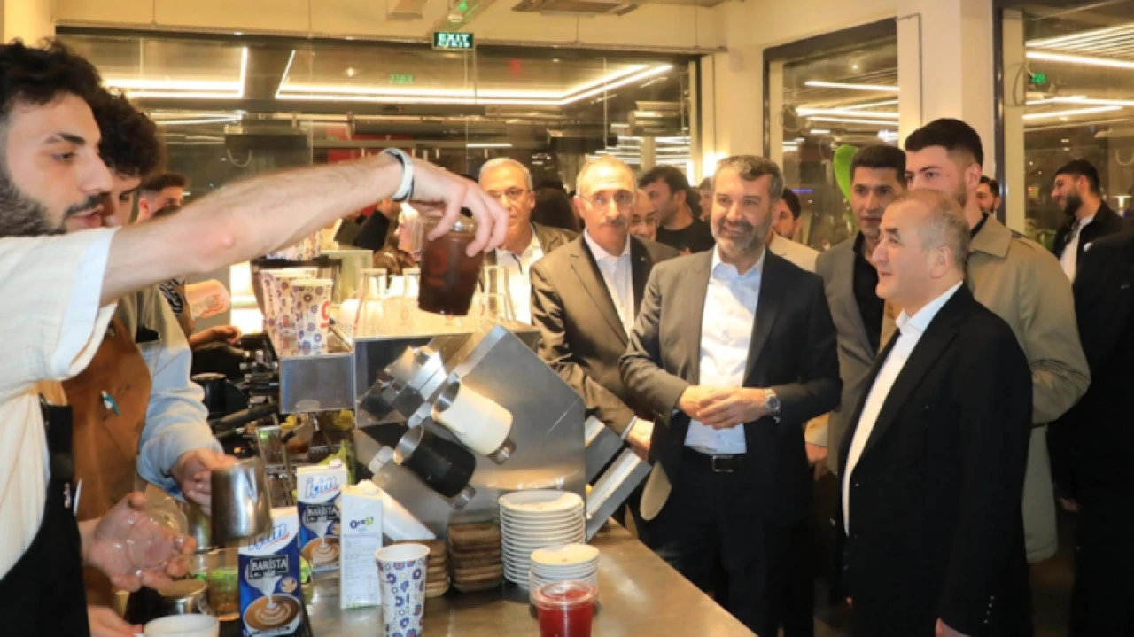 AKP’liler neredeyse vali ve emniyet müdürü orada…. Boykot edilen kahveciye gittiler