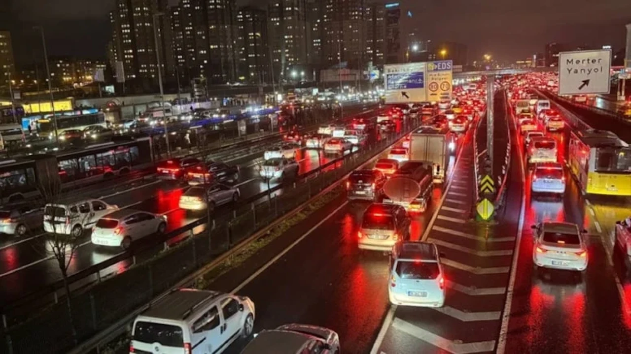 İstanbul'a yağmur kasveti çöktü! Trafik kilitlendi