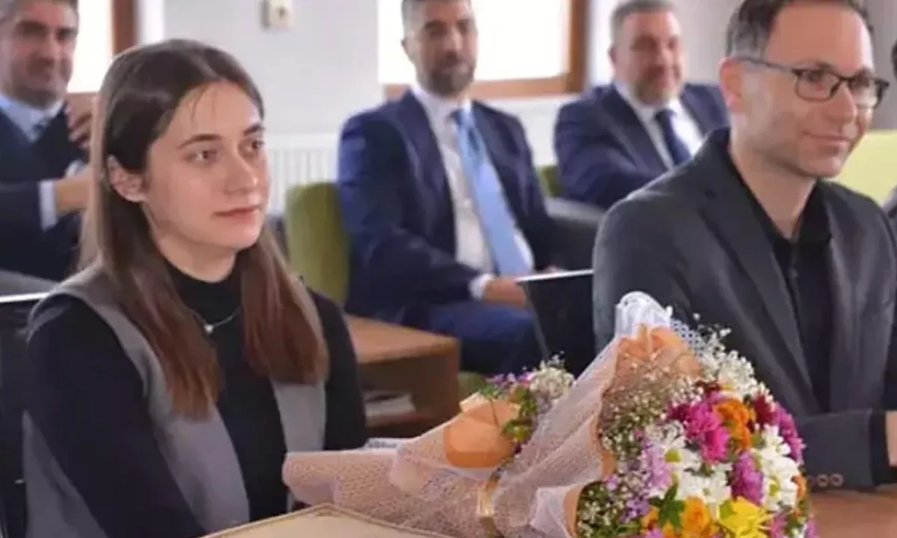 Söz ver ağlamayacağına! Milli Eğitim Bakanı Tekin'in 'sarı zarf' verdiği öğretmen önce korktu, sonra sevindi!