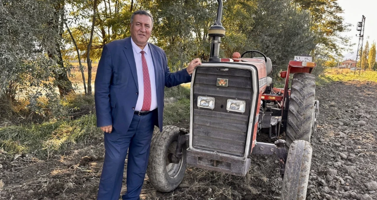 CHP'li Ömer Fethi Gürer, çiftçilerin traktörlerinin haczedilmesini engelleyecek yasa teklifi sundu: "Son 3 ayda 111 traktör icra dairelerinde satışa çıkarıldı"