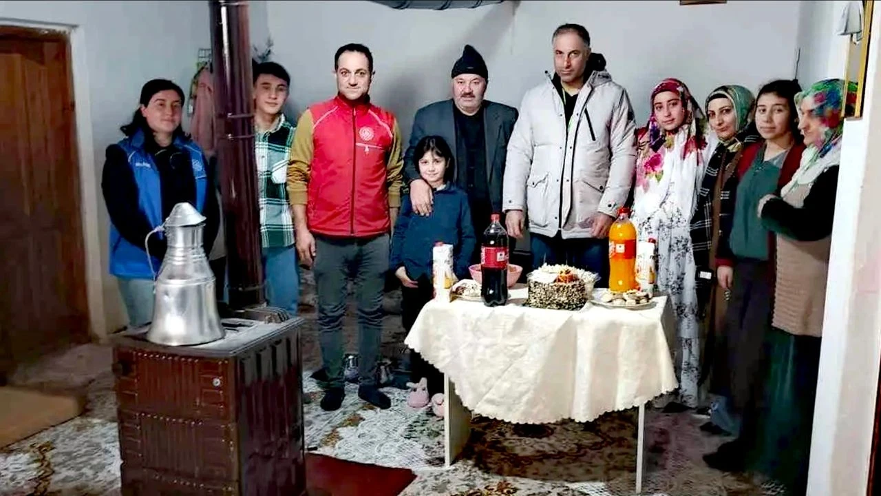 Hamur Kaymakamı Mahir, öksüz ve yetim çocukları güldürüyor