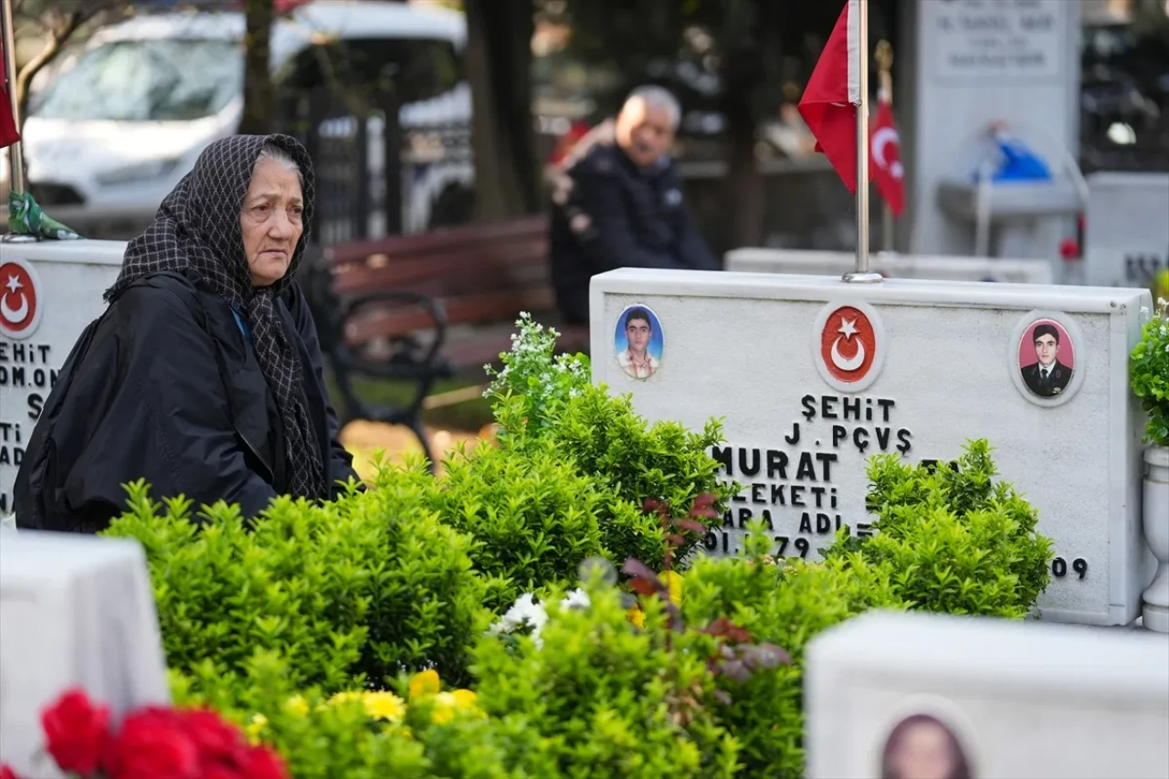 Onların bayramı buruk! Bayram öncesi ailelerden şehitlerine hüzünlü ziyaret!