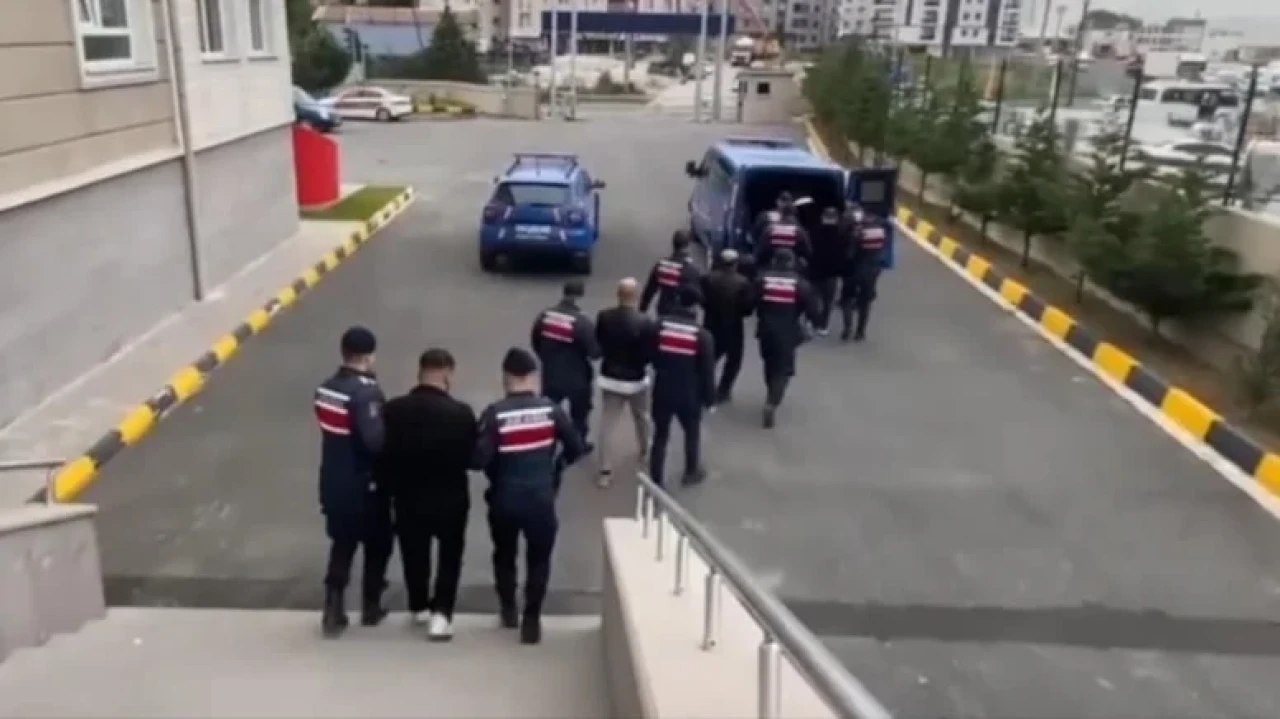 Şantaj yapıp milyonlarca lira dolandırdılar