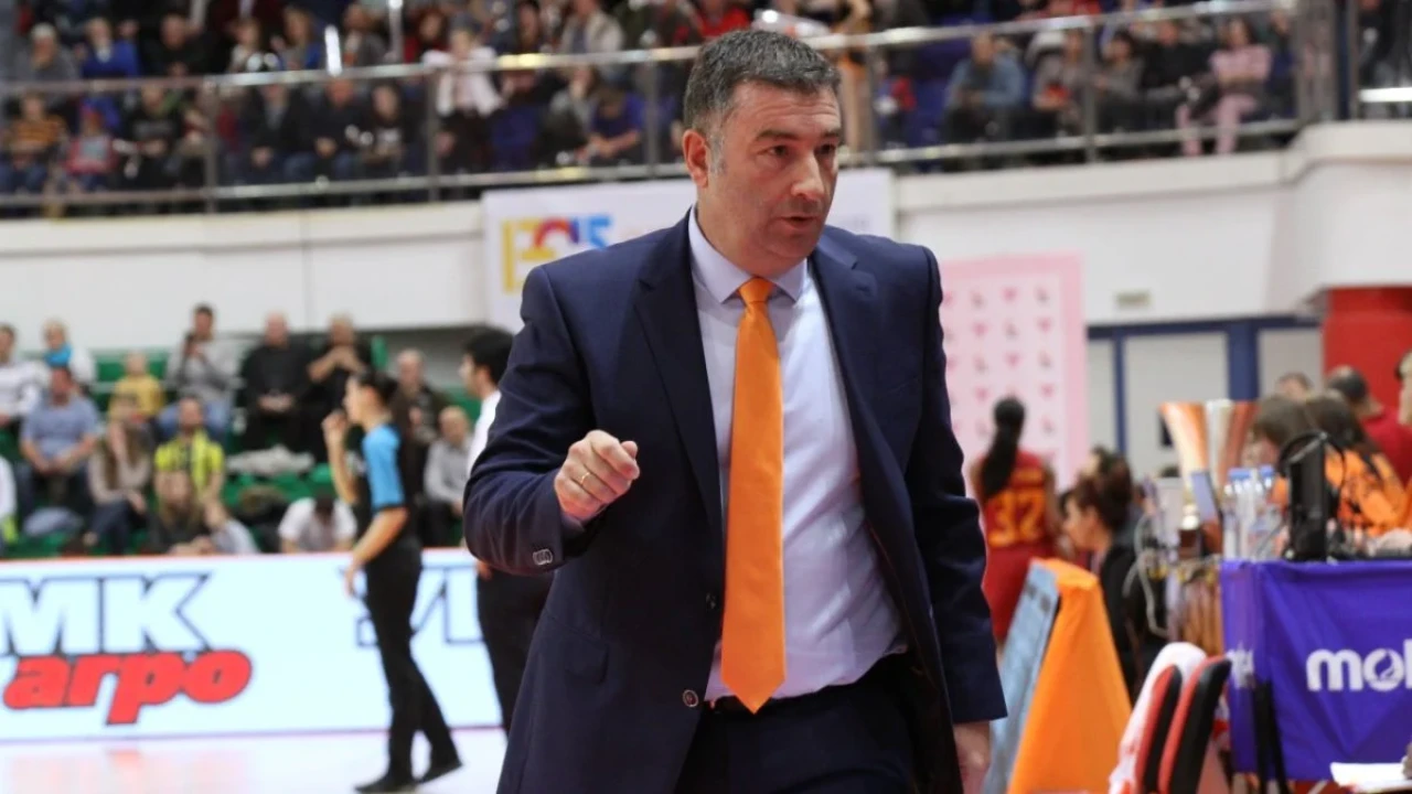 Fenerbahçe yeni antrenörünü açıkladı: Tecrübeli çalıştırıcı sarı-lacivertli ekibe imzayı attı