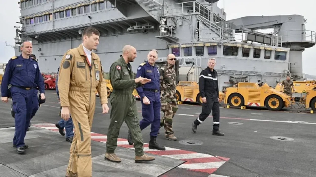 Uçak gemisi "Charles de Gaulle" Ege Denizi’ne demirledi