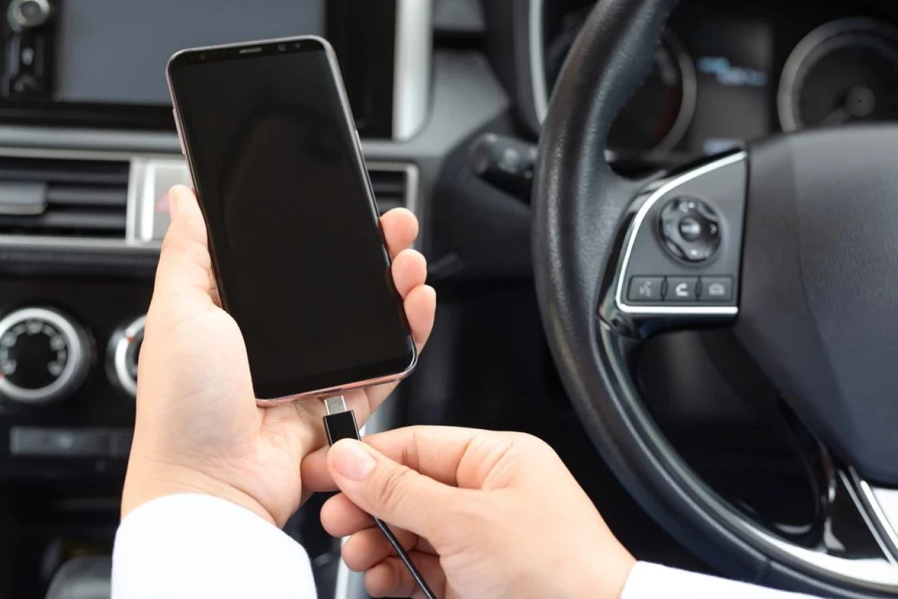 Parmak izi sorununa son! Telefon ekranlarını cam gibi temizleyen mucizevi doğal yöntem keşfedildi