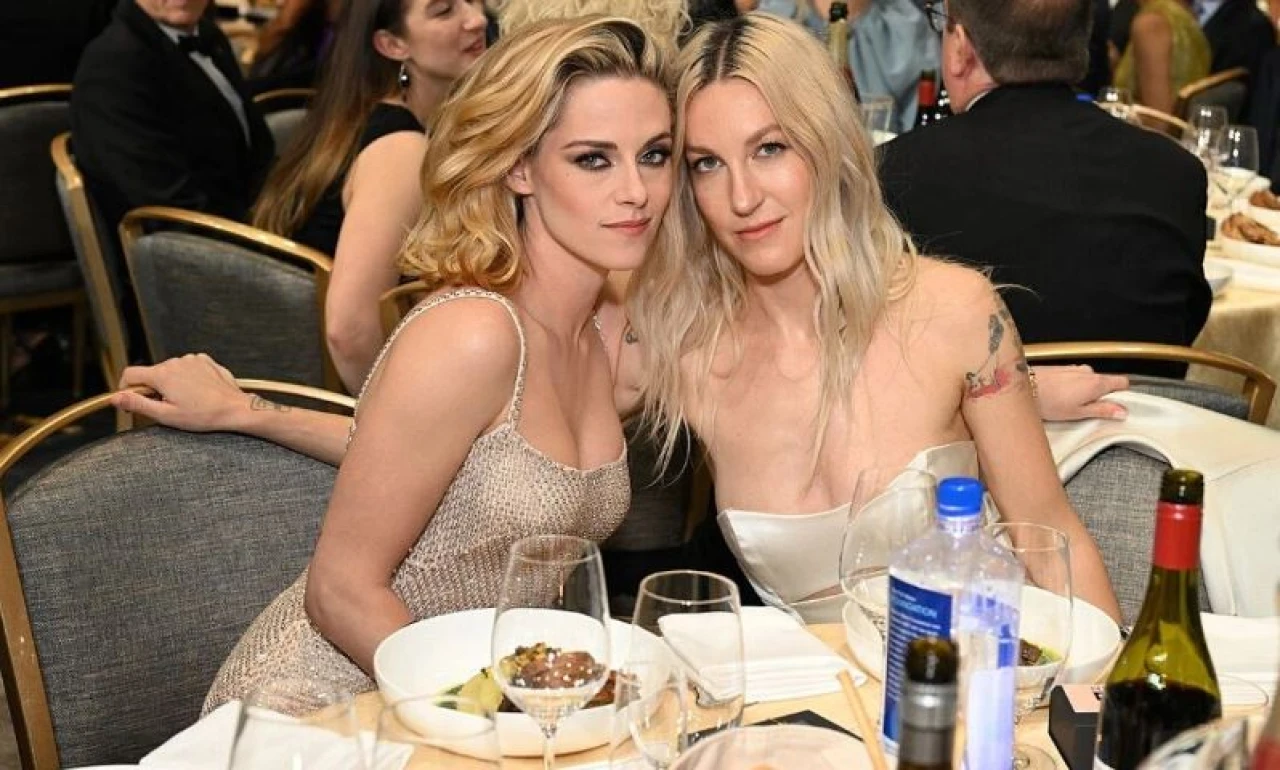 Oyuncu Stewart ve senarist Meyer, Los Angeles'ta özel bir törenle evlendi