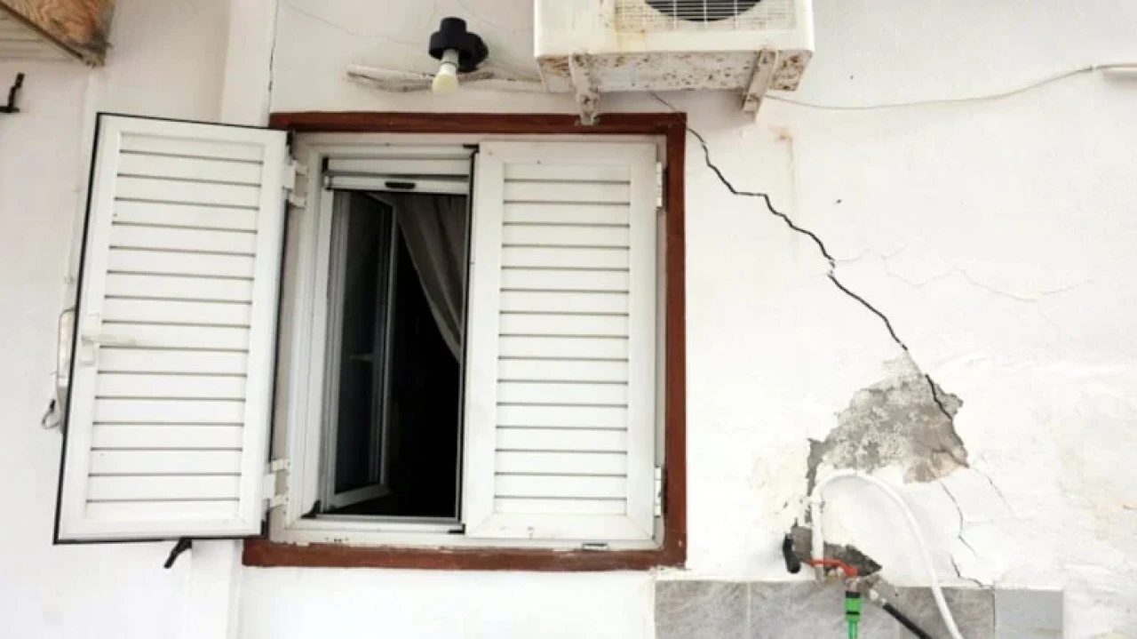 Turistik adanın yollarında evlerinde çatlaklar oluştu, OHAL uygulamasına karar verilecek