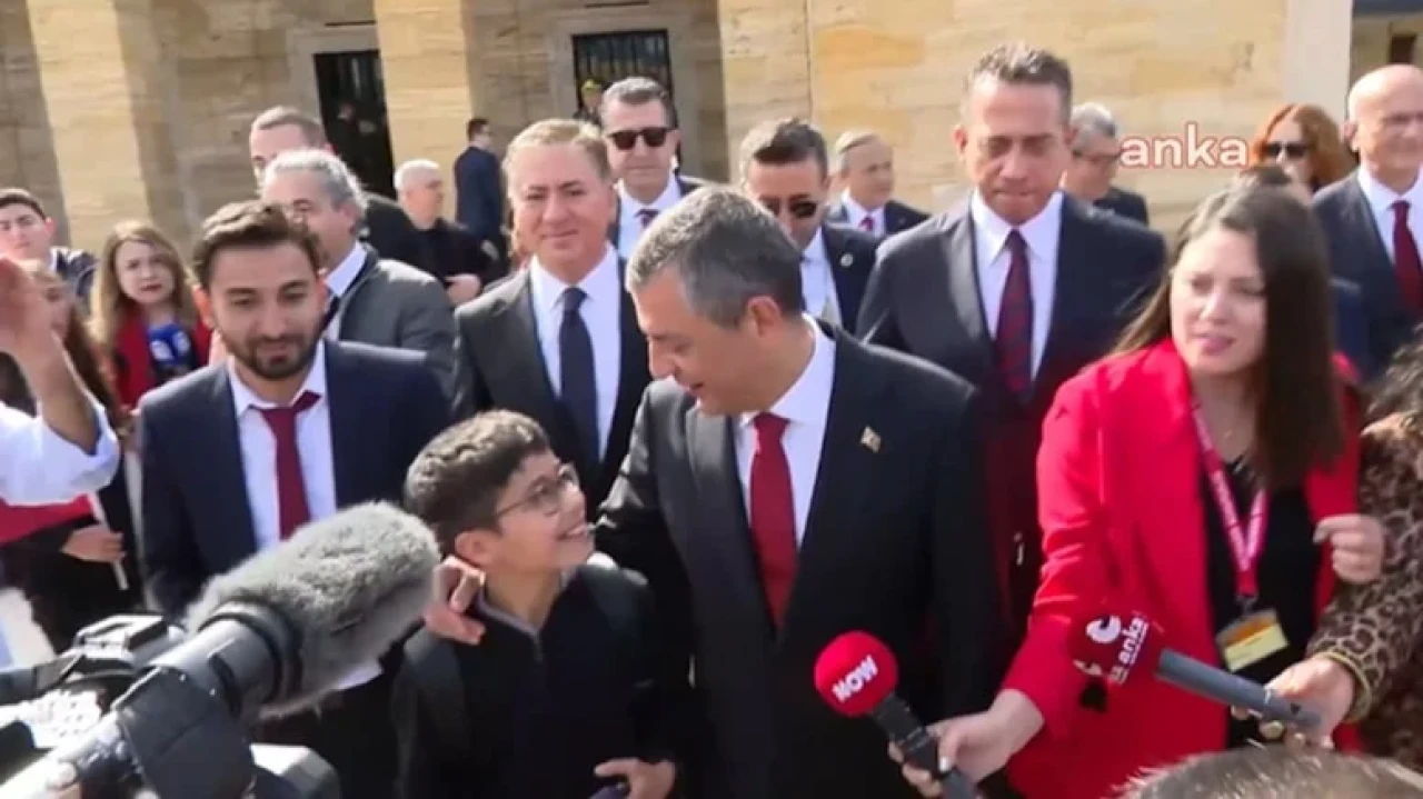 Anıtkabir'de CHP lideri Özel'e 'abi' diye seslenip Ali Koç'u sordu
