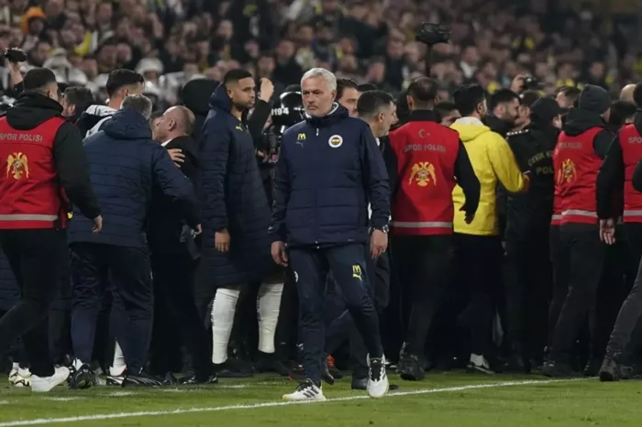 Galatasaray, Fenerbahçe'ye Jose Mourinho göndermesi yaptı: "Okan Buruk'tan gereken dersi aldı!"