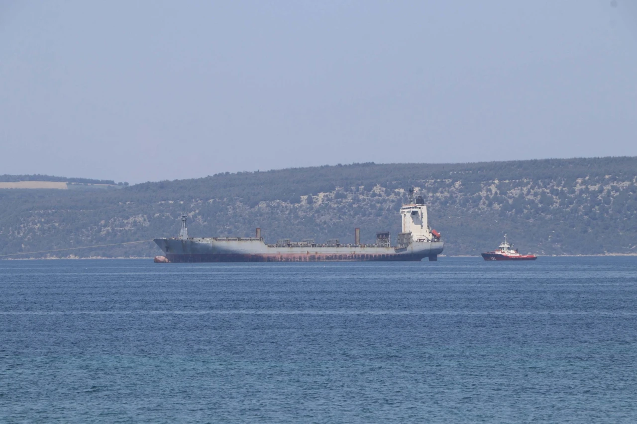 Çanakkale Boğazı'nda konteyner gemisi arızalandı