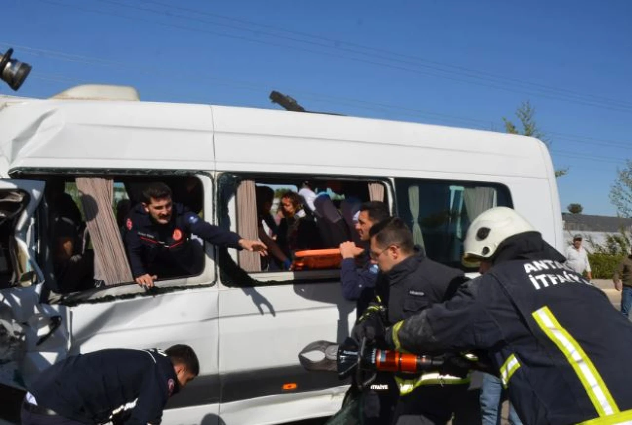 Tur minibüsü tankere çarptı: 5'i turist 6 kişi yaralandı