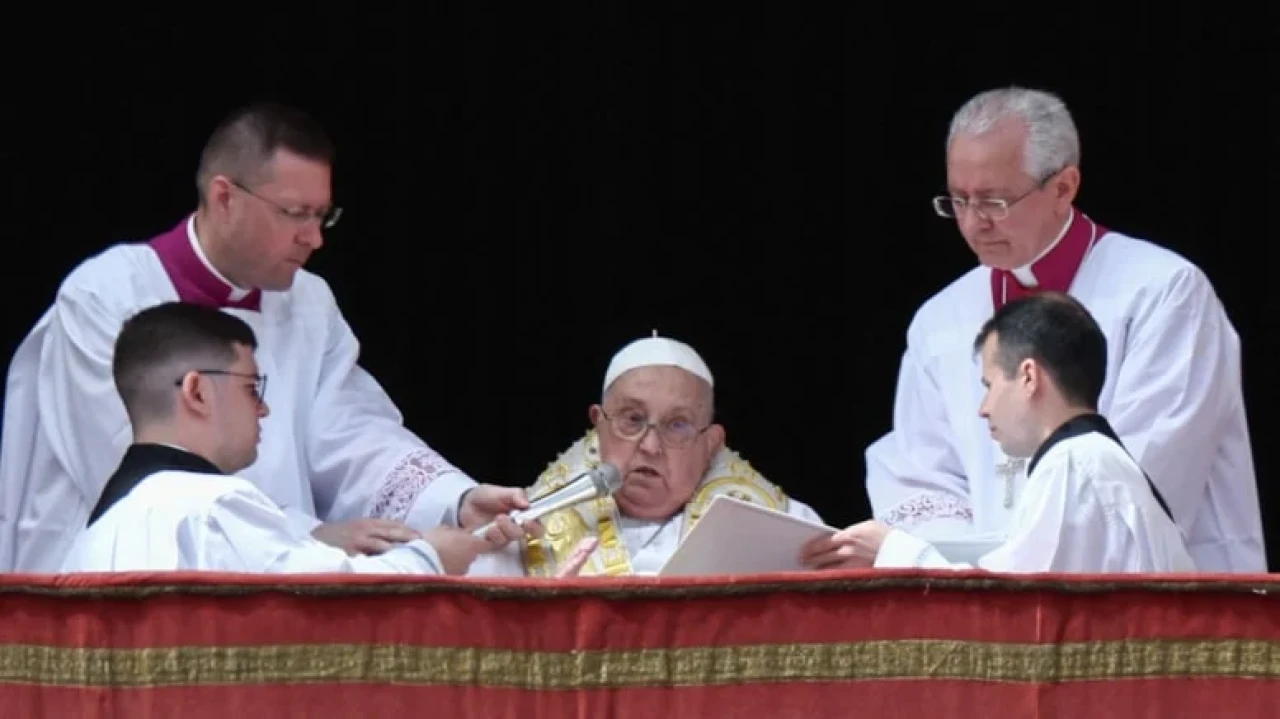 Ölümden dönen Papa ilk kez halk karşısına çıktı, barış mesajı verdi