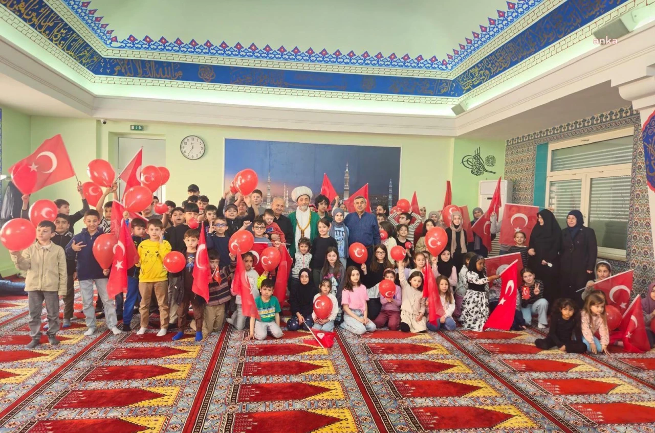 Almanya'nın Fürth kentindeki DİTİP Mevlana Camisi'nde çocuklar 23 Nisan'ı kutladı
