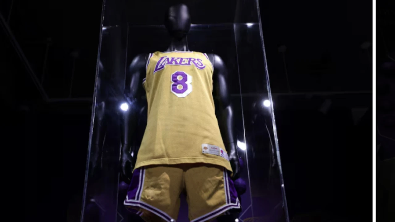 Kobe Bryant'ın 29 yıllık formasına servet ödediler