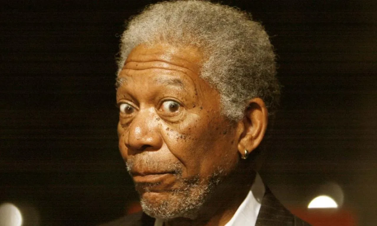 Yıllardır kulaklarında duruyor! Morgan Freeman o küpeleri bakın ne için takıyormuş