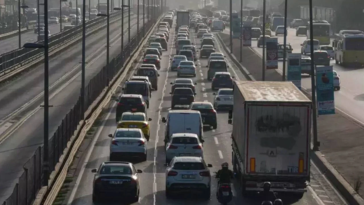 İstanbul'da depremlerin ardından trafik yoğunluğu yaşanıyor