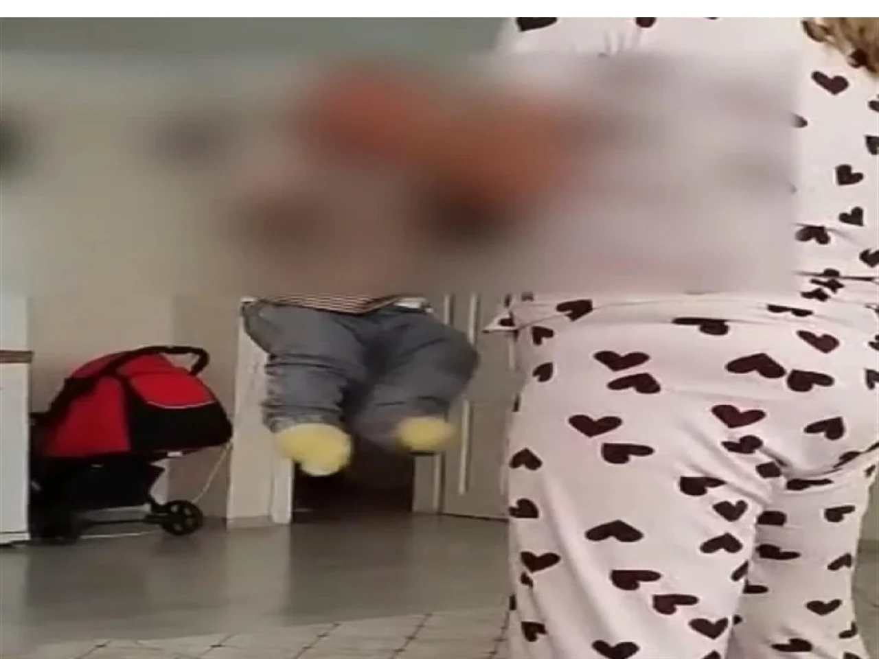 Vicdansızlığın böylesi! Küçük çocuğu acımasızca dövdü