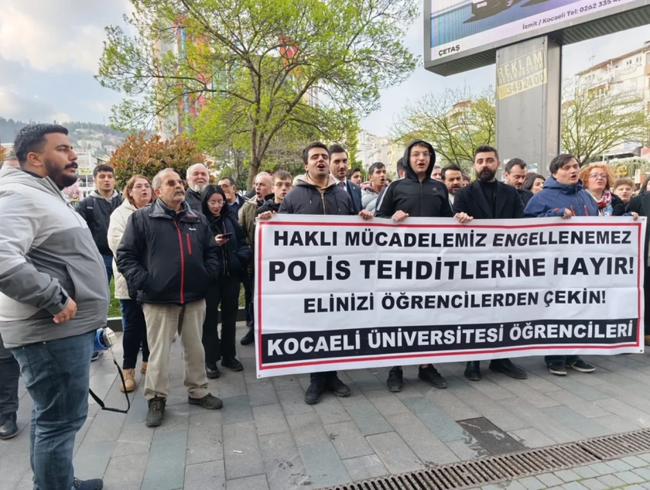 Öğrenciler Eyleme Katıldı: Aileler Endişeli, Polis Arıyor!