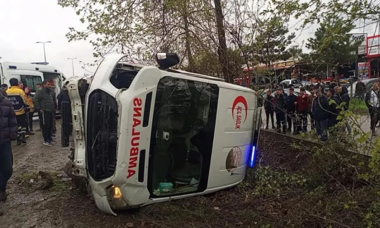 Zonguldak'ta ortalık savaş alınan döndü! Ambulans ile otomobil çarpıştı: Çok sayıda yaralı var!