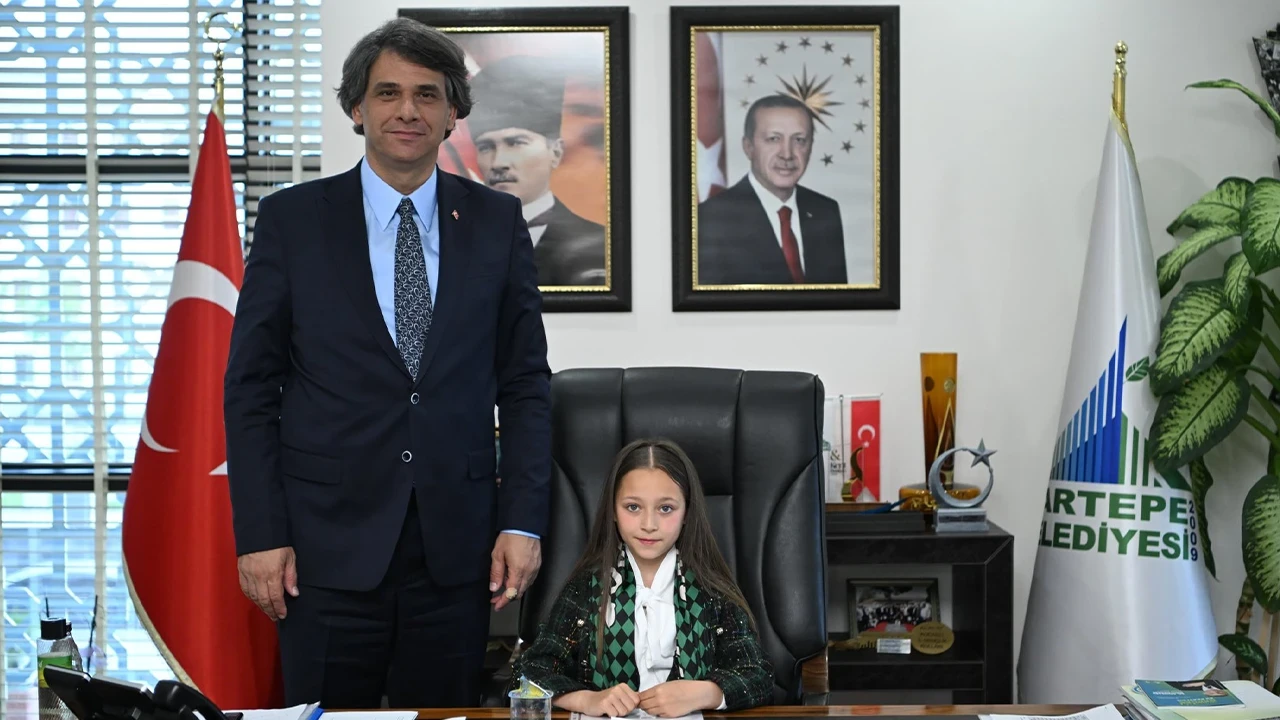 23 Nisan coşkusu her yerde: Kartepe Belediyesi'nde başkanlık koltuğu değişti!
