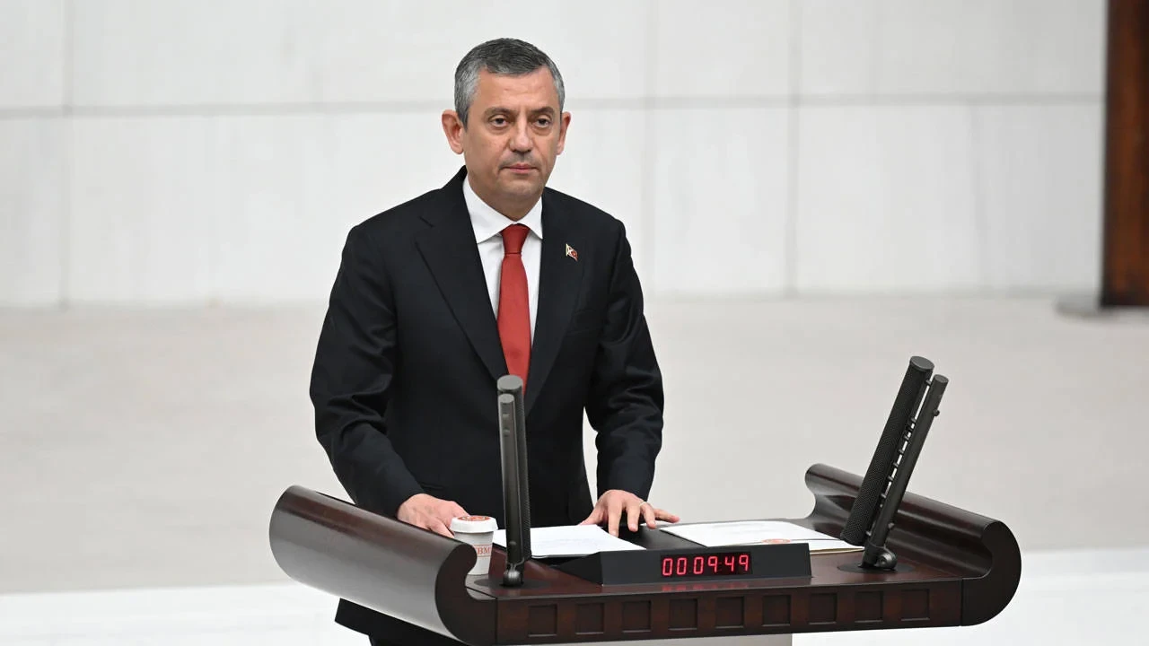 Özgür Özel’den AKP sıralarına: Geldikleri gibi gidecekler