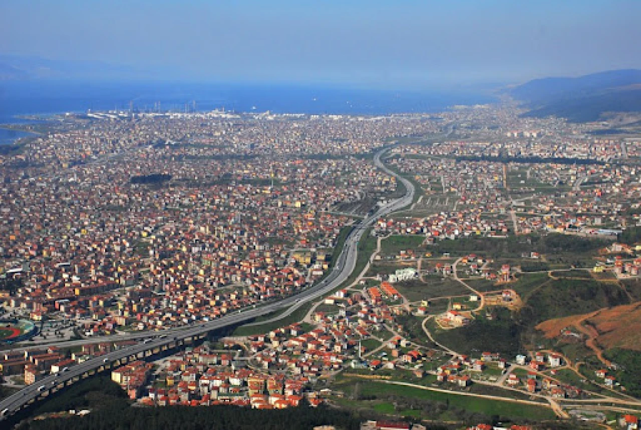 Derince'nin Karagöllü Mahallesi sakinleri, uzun süredir bekledikleri doğalgaz müjdesiyle büyük sevinç yaşadı