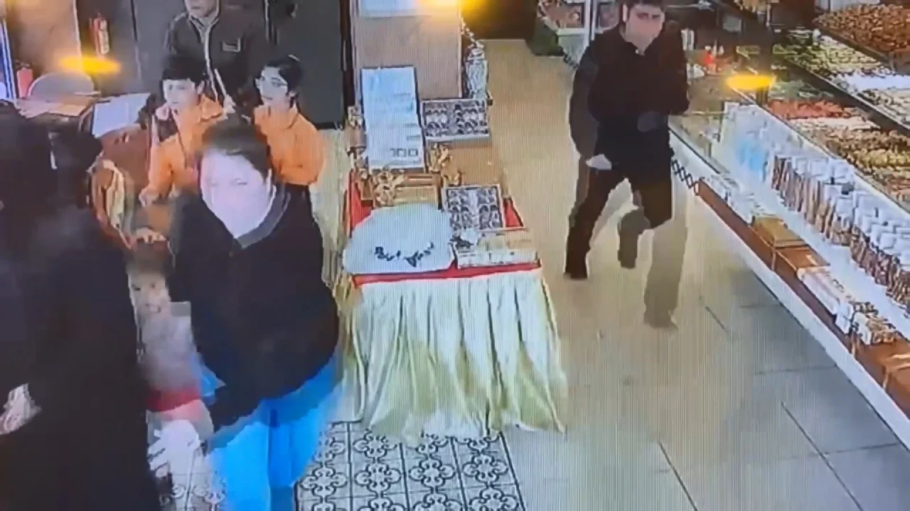 Depremde korkudan bayılan kadın müşteriyi böyle kurtardı