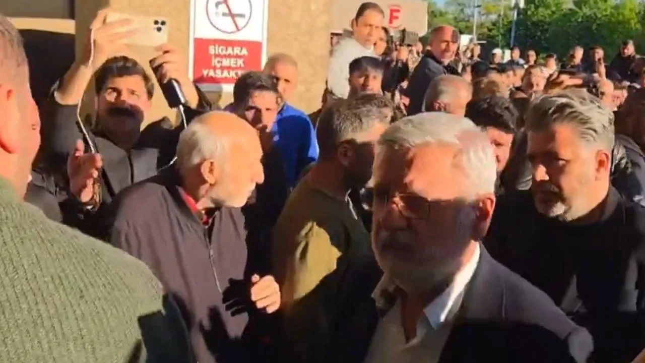 Önder'in hayatını kaybettiği hastaneye giden Mehmet Metiner yuhalandı