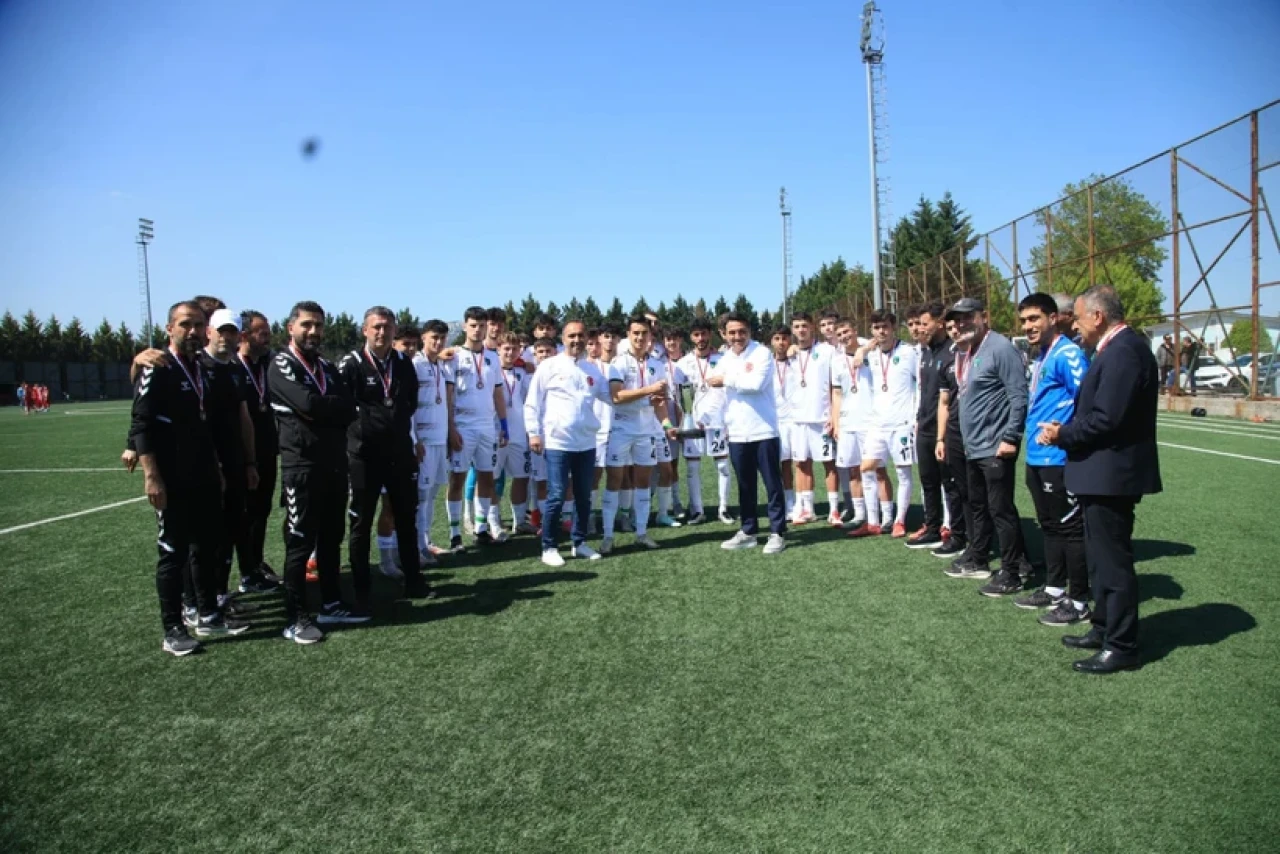 Kocaelispor U-17 Takımı Zafere Ulaştı, Kupa Onların Oldu!