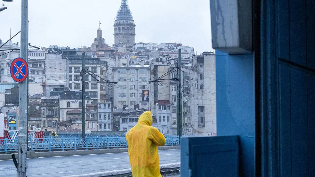Mevsim normallerinin üzerinde sıcaklıklar beklenirken İstanbul ve İzmir'de yağış yok, Ankara'da çarşamba yağmurlu olacak