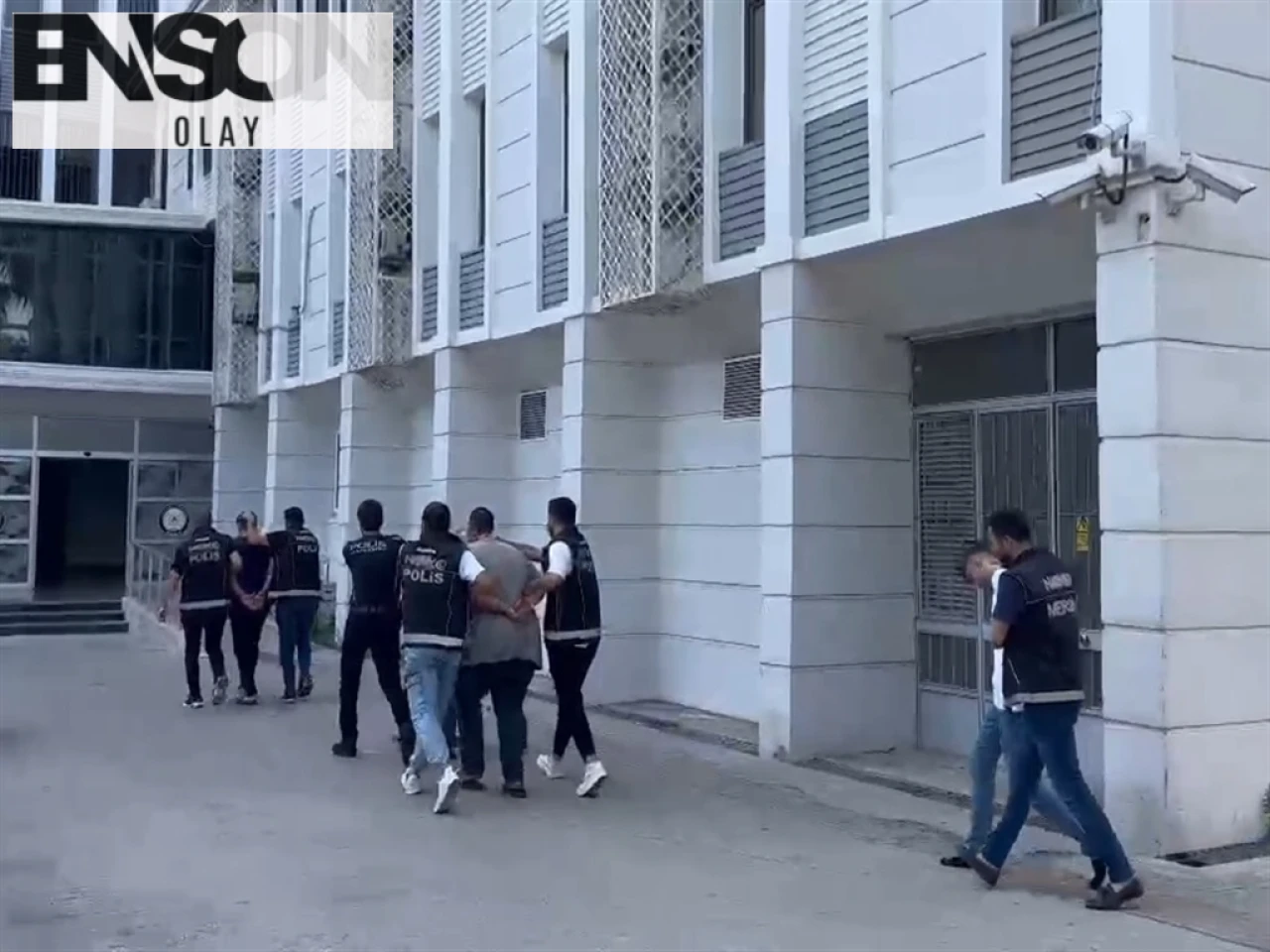 Mersin'de Uyuşturucu Operasyonu: Kaçmaya Çalışırken Yakalanan Şüpheliler Tutuklandı.