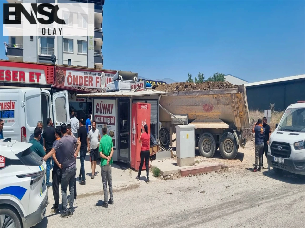 Prefabrik iş yerlerine çarpan hafriyat kamyonu kazası: Ehliyetsiz sürücü ve araç sahibine 98 bin TL ceza!