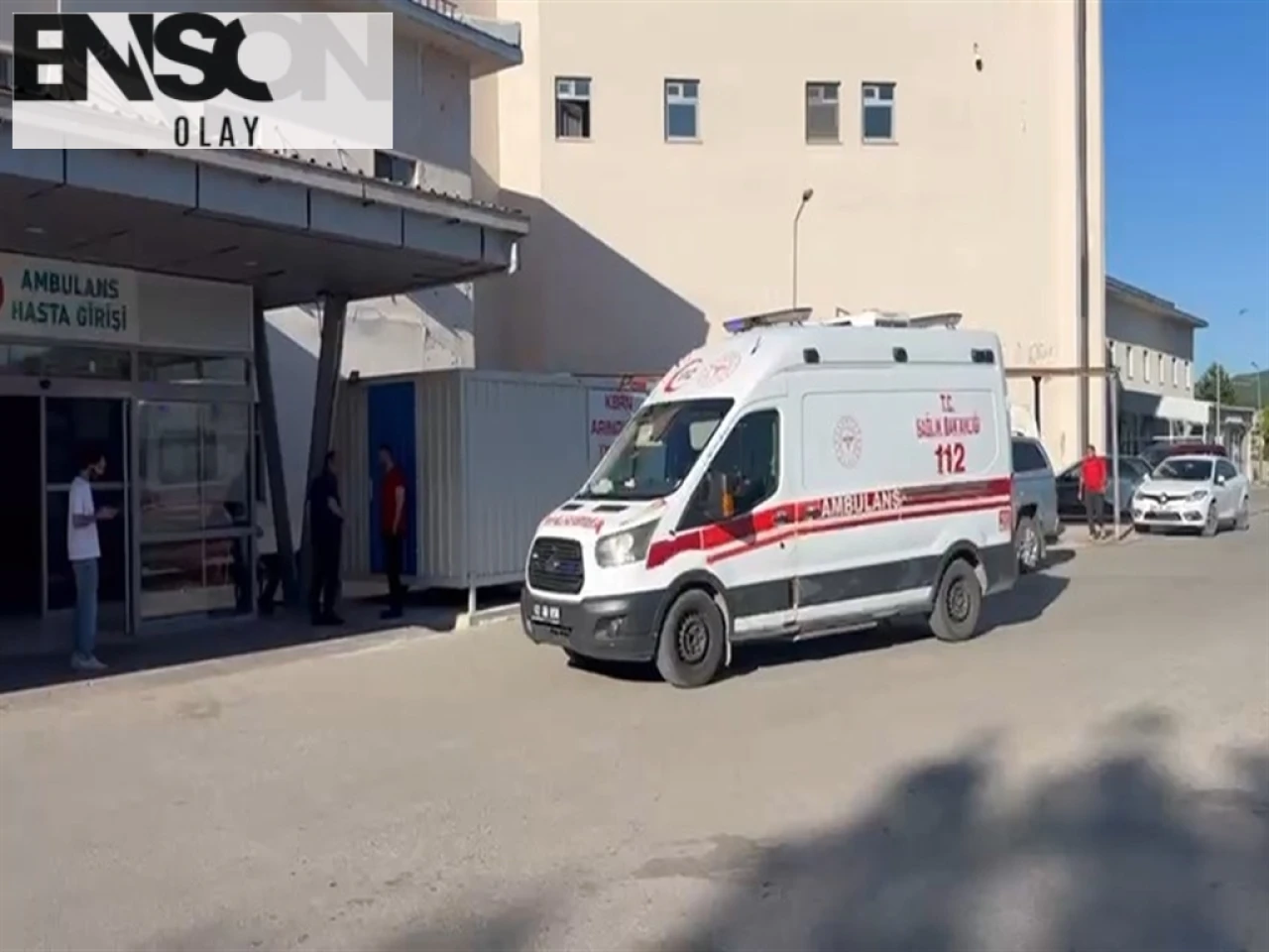 Tunceli'de cip bankanın önünde güvenlik görevlisine çarptı! Güvenlik kamerasına yansıyan kaza şaşırttı.