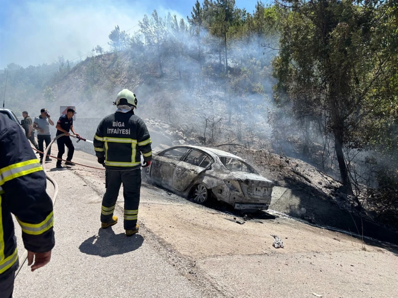 Lapseki'de Otomobil İstinat Duvarına Çarptı: Bir Kişi Hayatını Kaybetti, İki Kişi Yaralandı