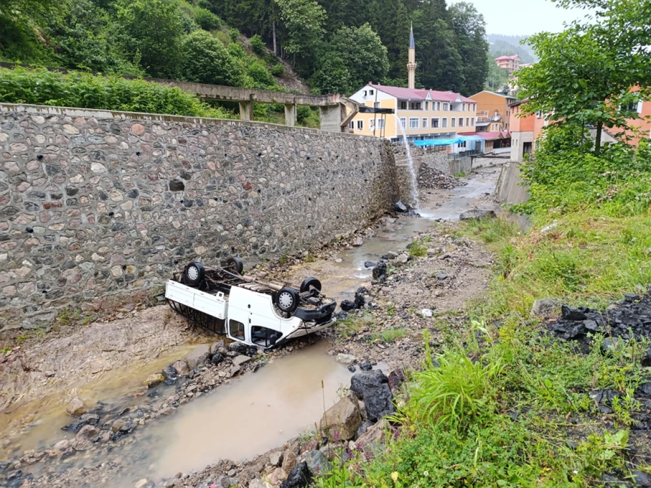 Trabzon'da Dereye Düşen Kamyonetteki 2 Kişi Yaralandı, Durumları İyi!