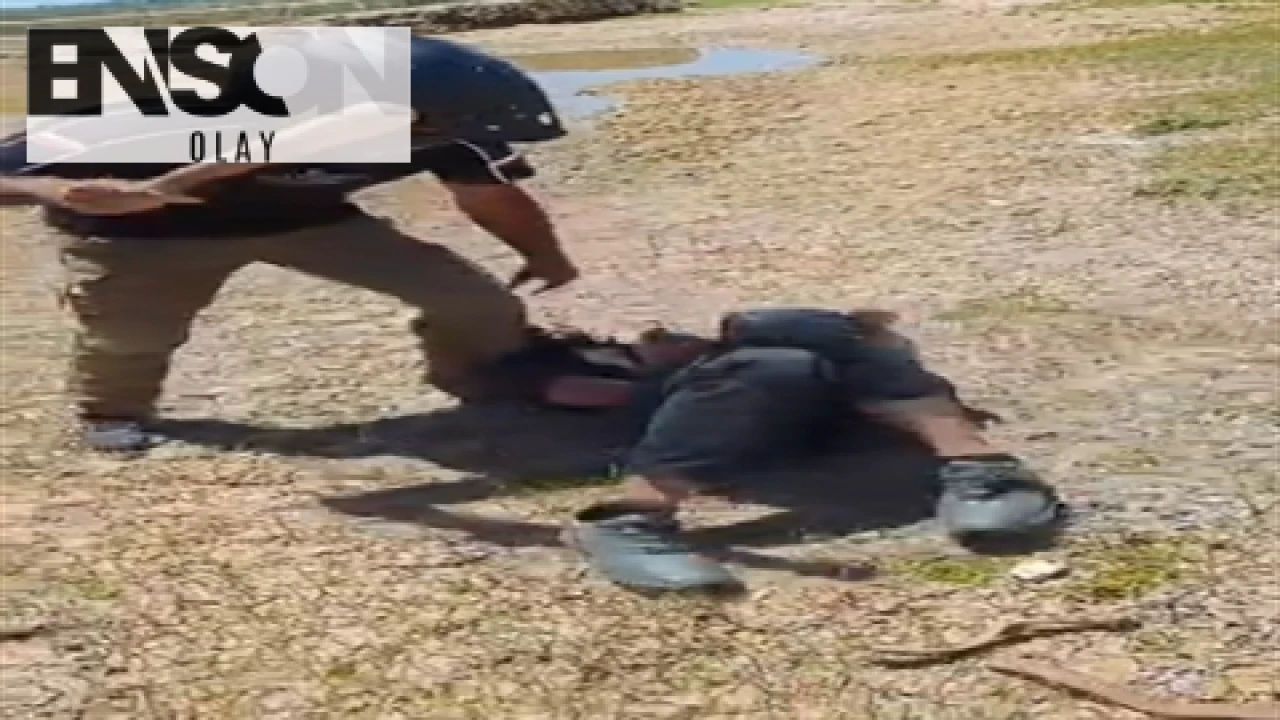 Adana'da Kasklı Şahıs, Sosyal Medya Paylaşımları Nedeniyle Gençleri Darp Etti!