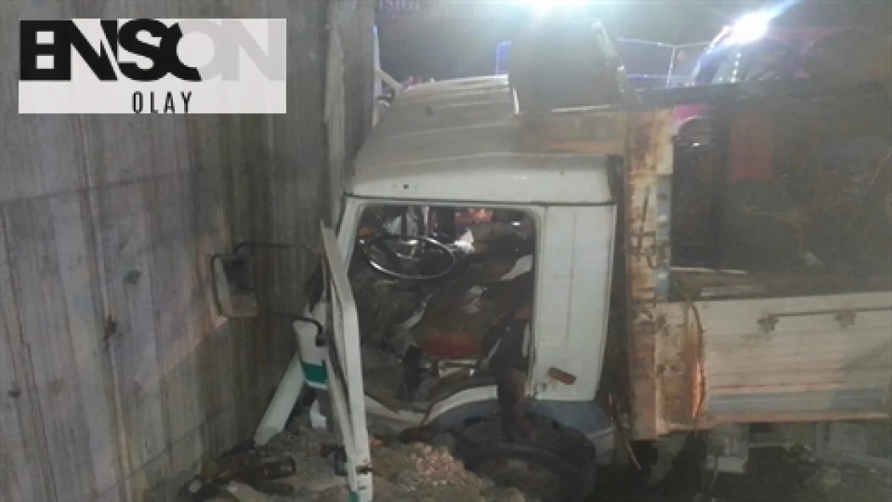 Hatay'da kamyondaki 2 kişi üstgeçit duvarına çarptı, yaralananlar hastaneye kaldırıldı.